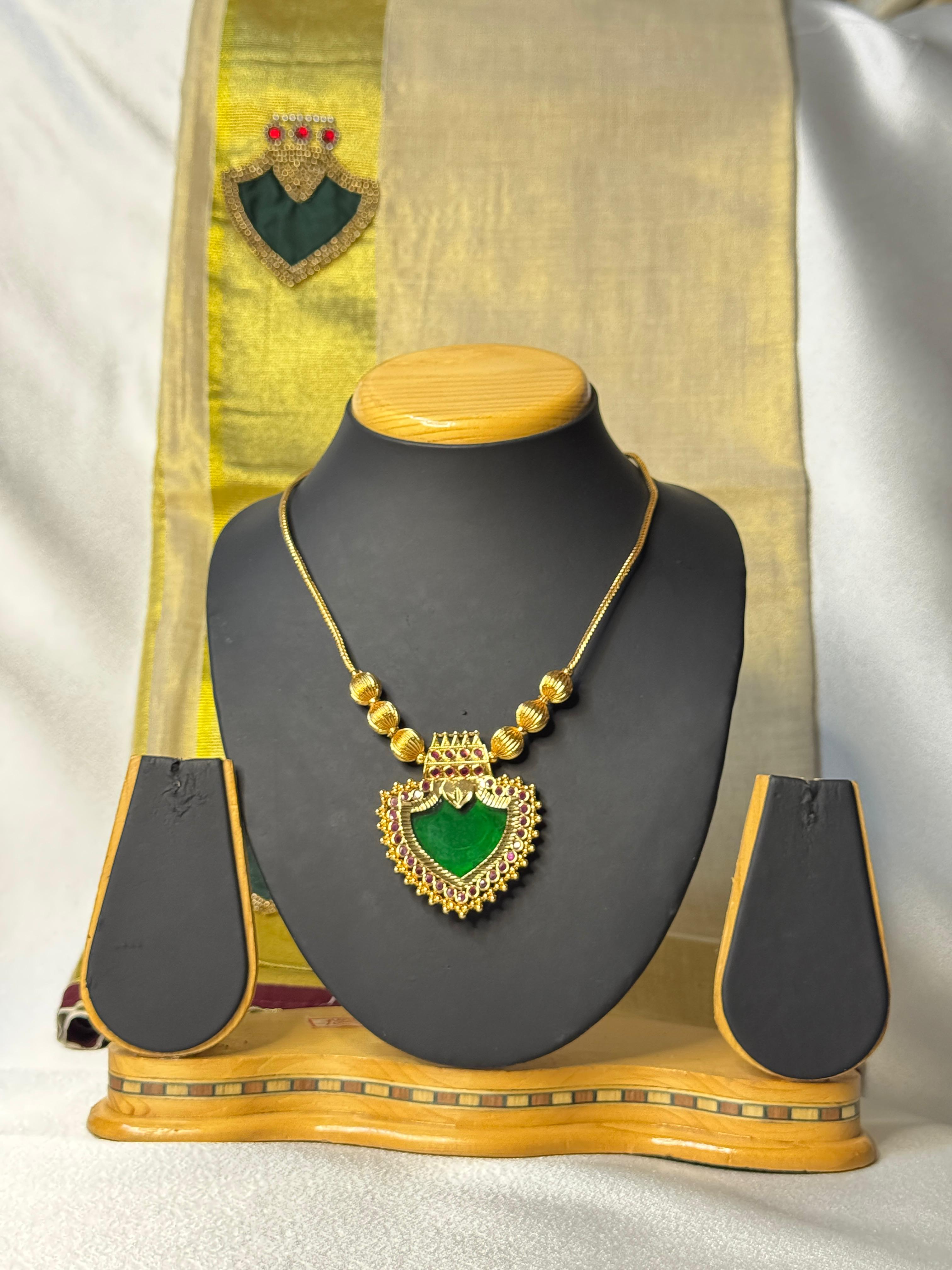 GREEN PALAKKA GOLD PLATED SHORT NECKLACE