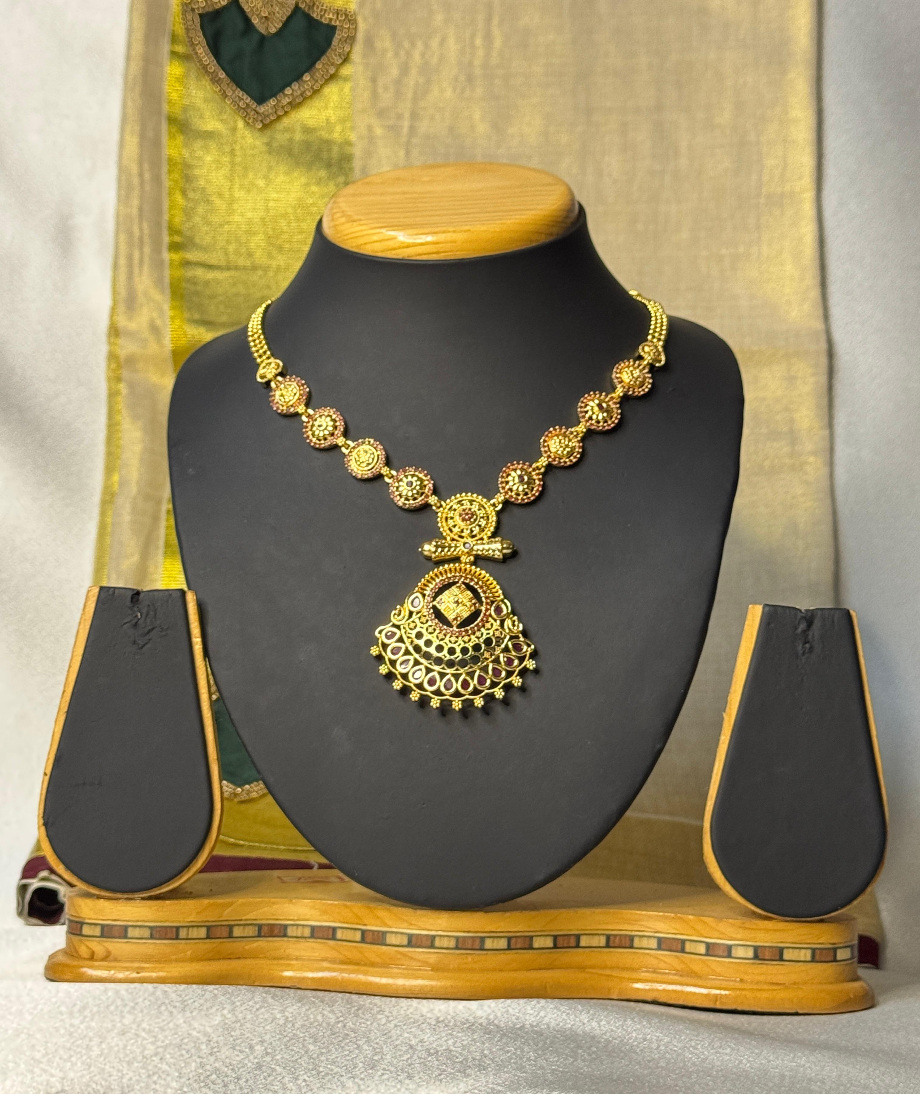 GOLD PLATED SHORT NECKLACE