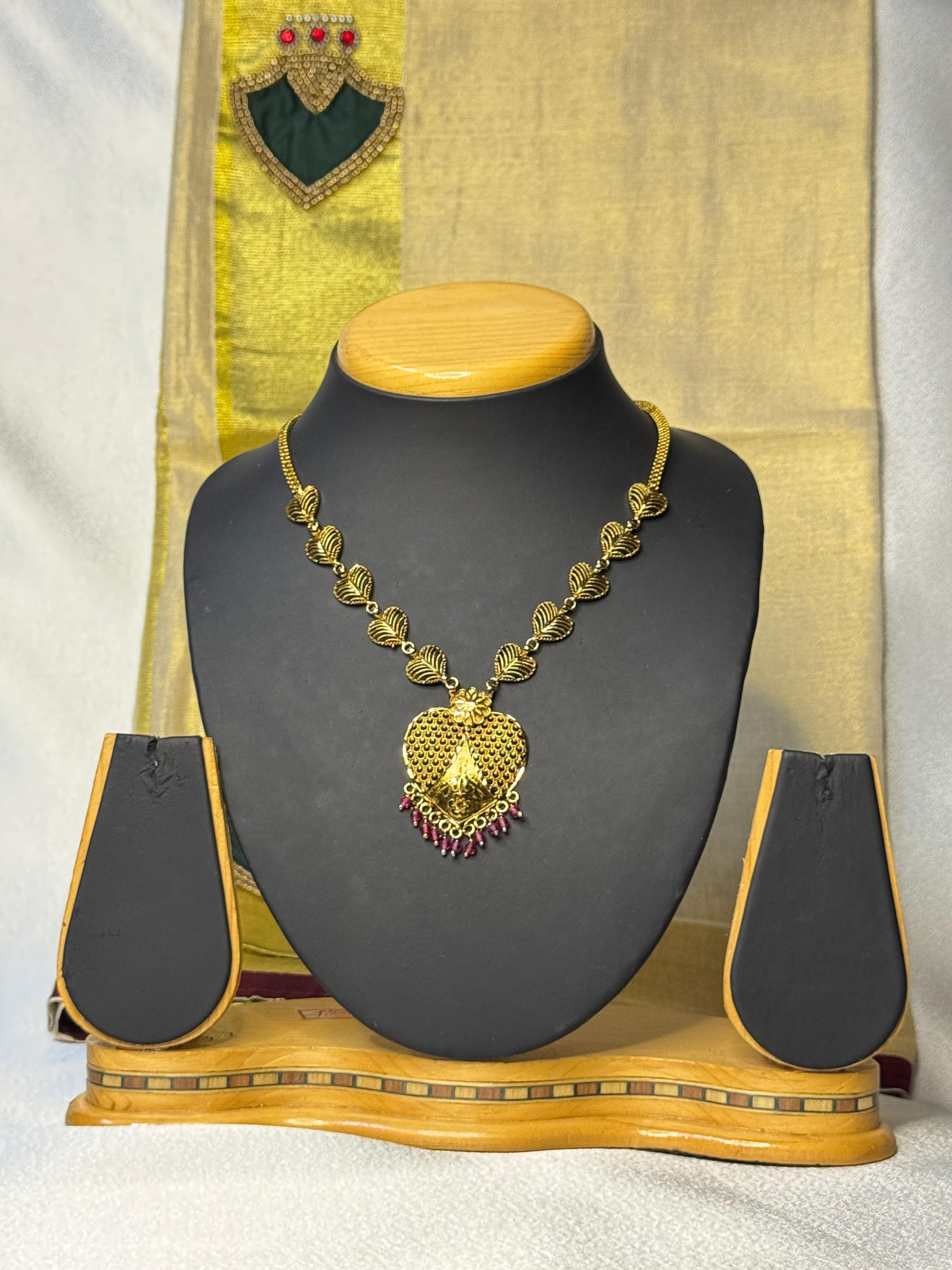 ANTIQUE NECKLACE WITH RUBY BEADS