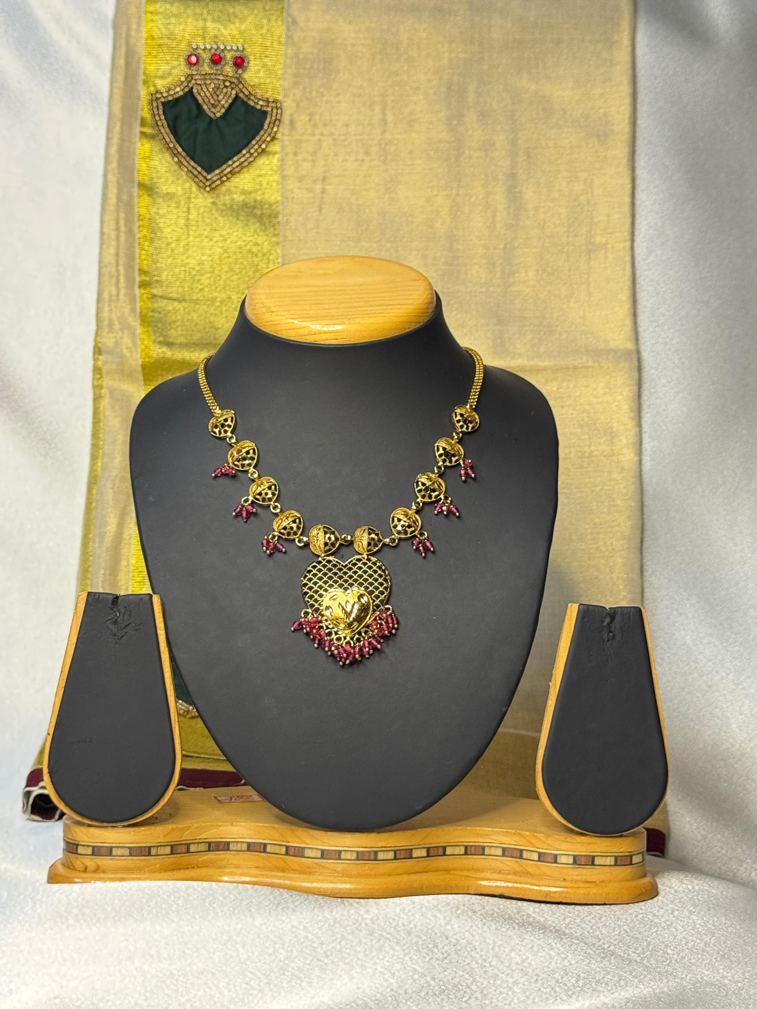 ANTIQUE NECKLACE WITH RUBY BEADS