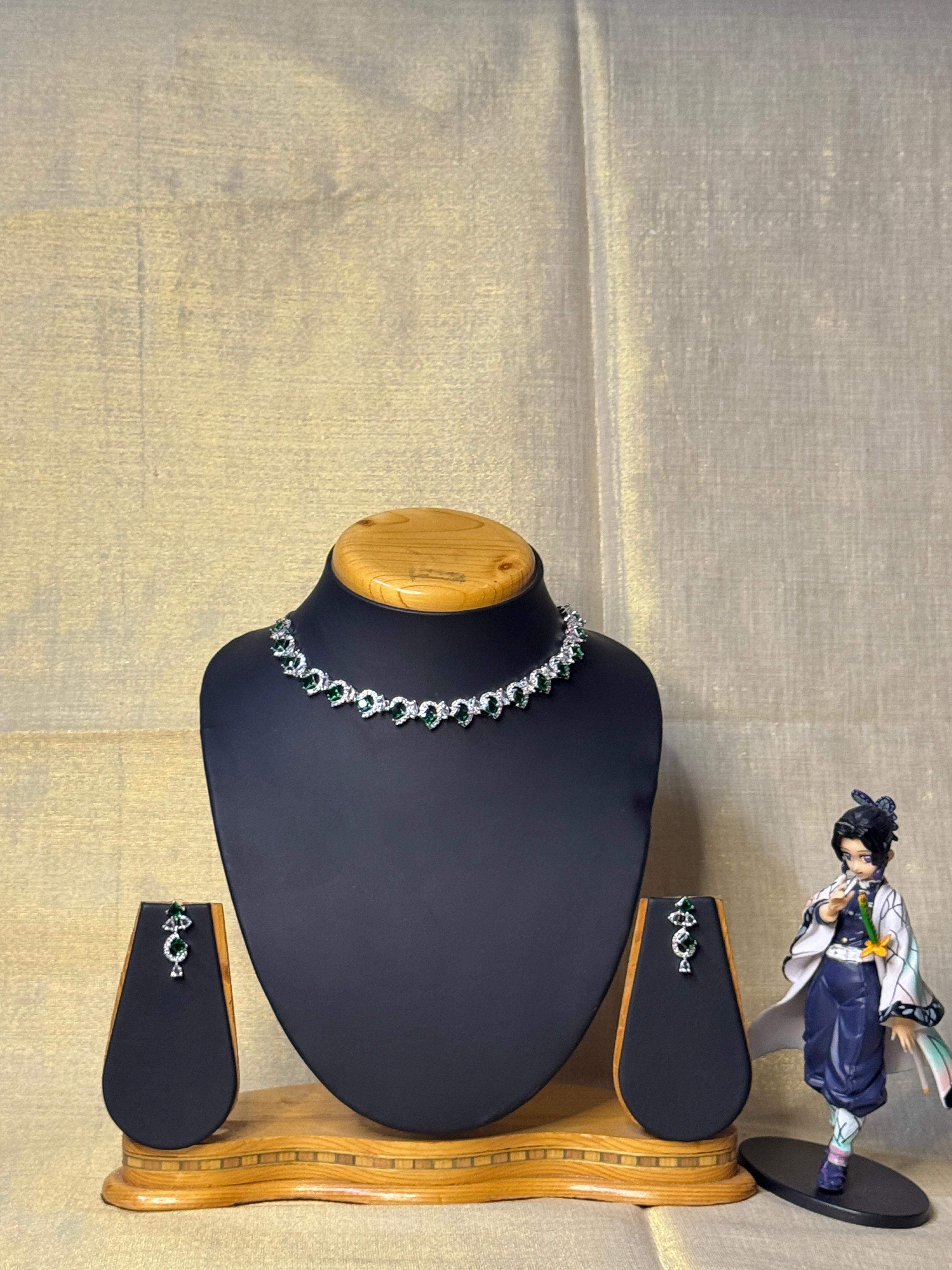 AD WHITE AND GREEN NECKLACE WITH EARRINGS